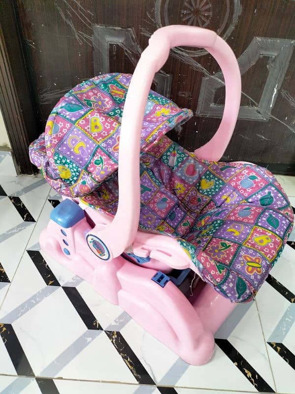 Baby Carry cot Behtreen condition m Available 1