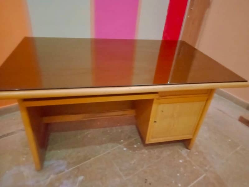 Table and Chair in good condition 1