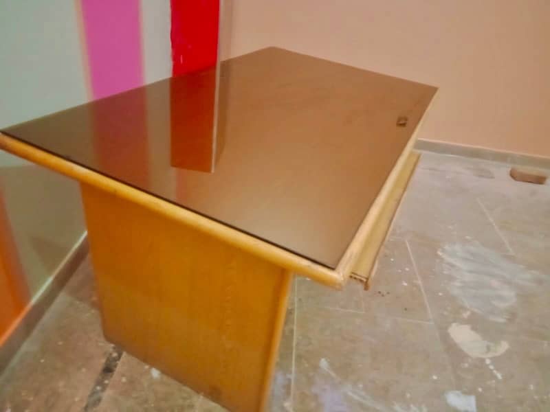 Table and Chair in good condition 3