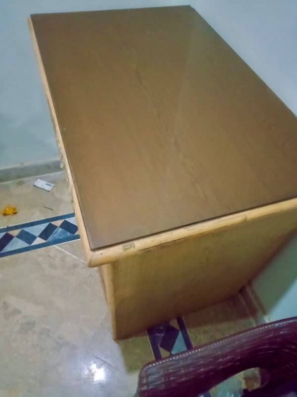 Table and Chair in good condition 5