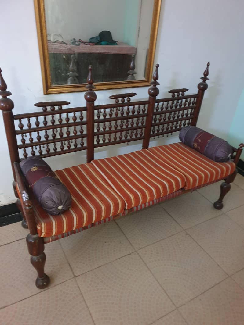 Beautiful Traditional wooden 5 seater 0