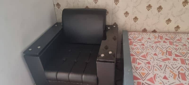 7 seater leather sofa set ,excellent condition . 3