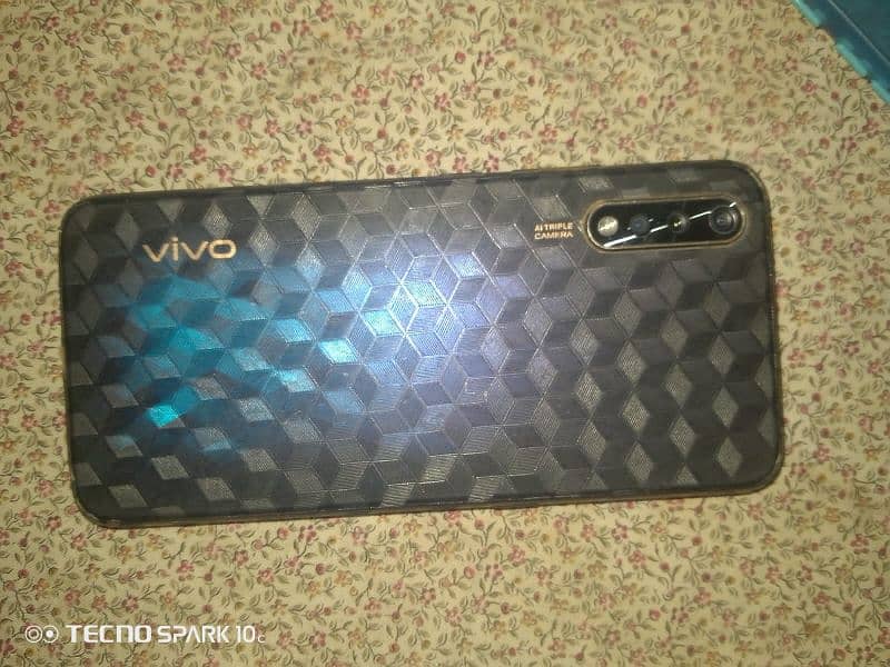 vivo s1 single hand use 1