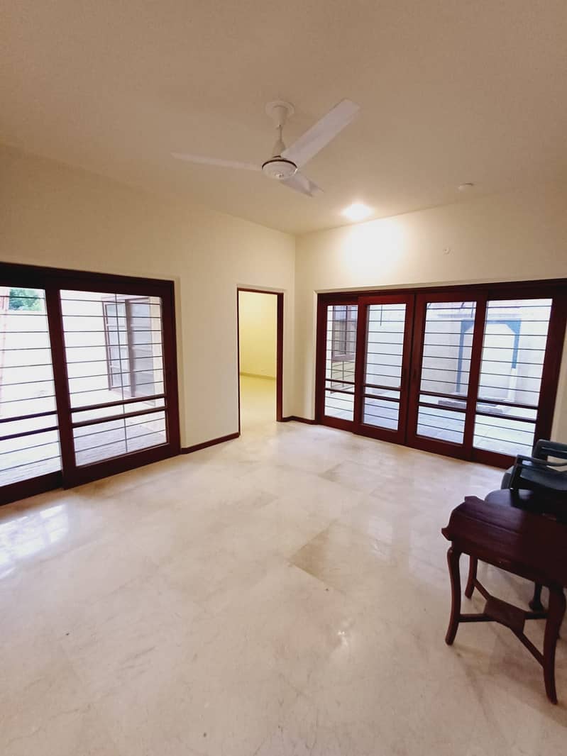 600 Yards Bungalow For Rent 13