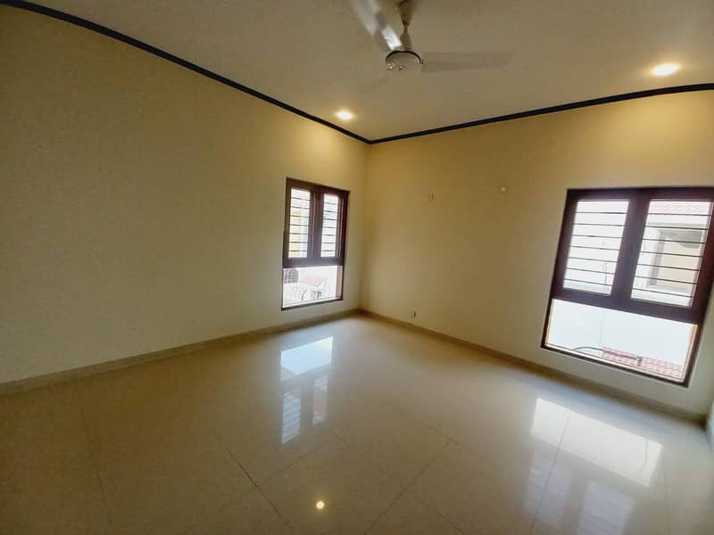 600 Yards Bungalow For Rent 26