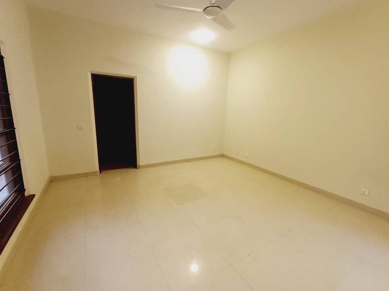 600 Yards Bungalow For Rent 32