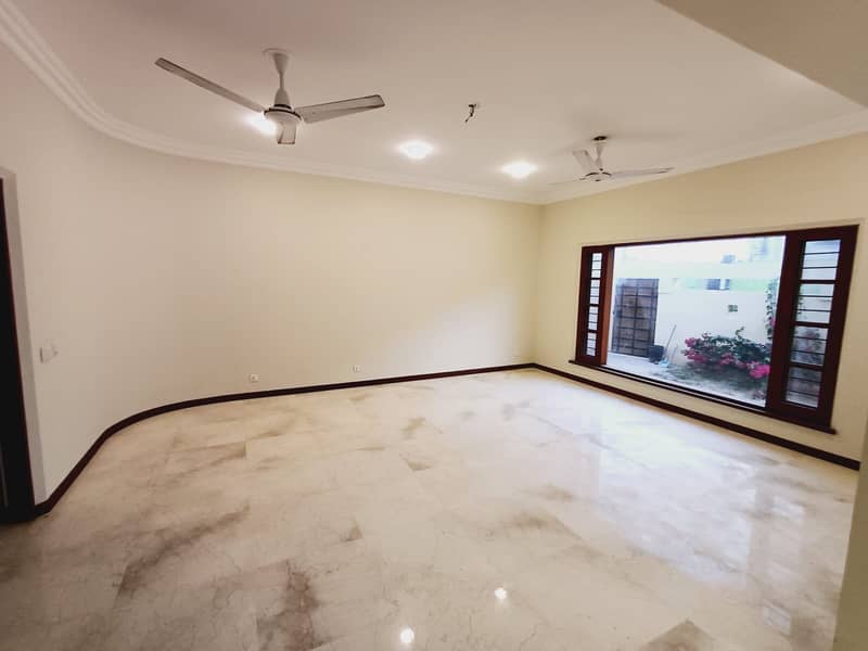 600 Yards Bungalow For Rent 34