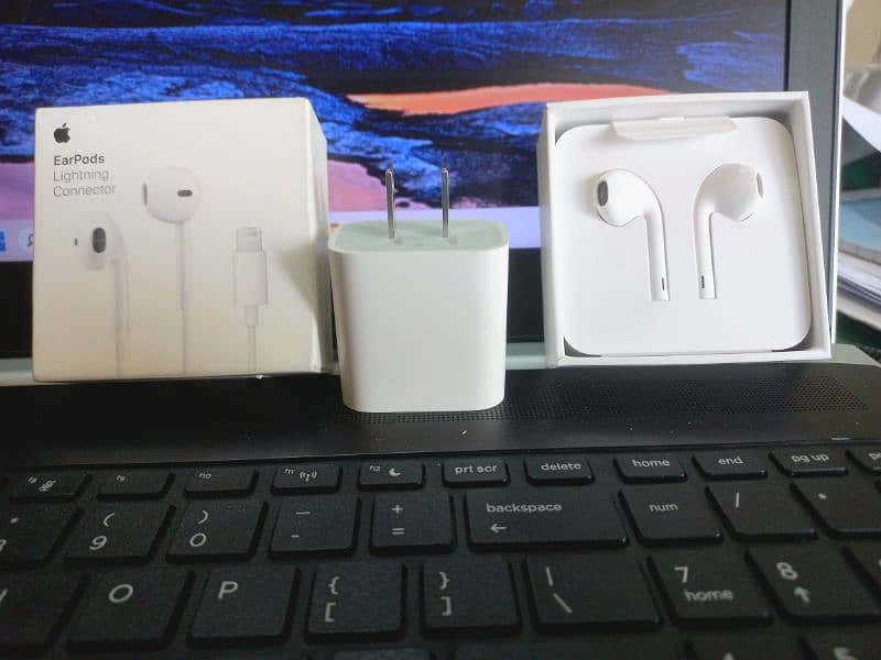 Apple original Earphone Lightning and 20w charger 0