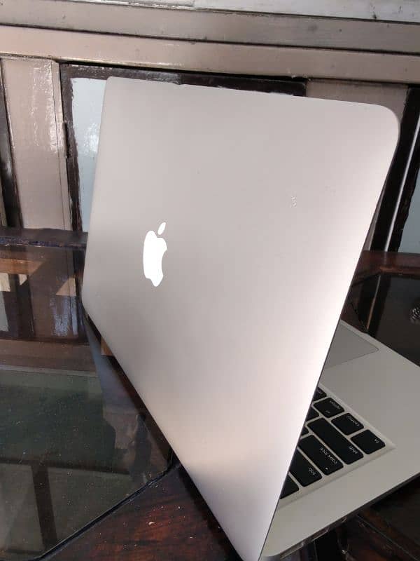 apple mackbook Air 13 incha i5 4th gen 0