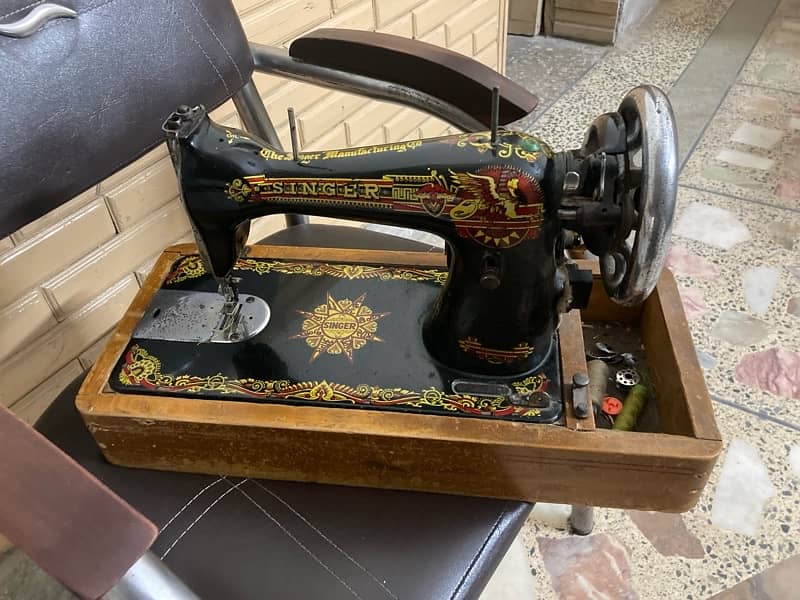 Singer sewing machine (automatic) in very good condition. 1