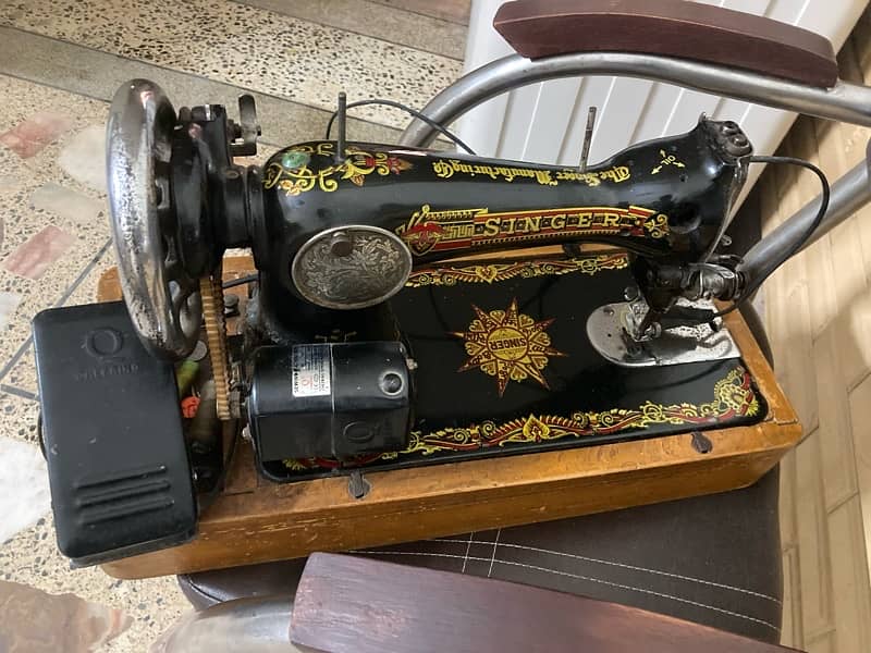 Singer sewing machine (automatic) in very good condition. 2