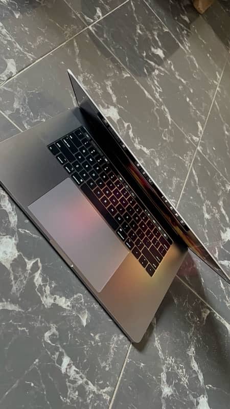 MacBook pro core i9 16/512 2019 Model 1