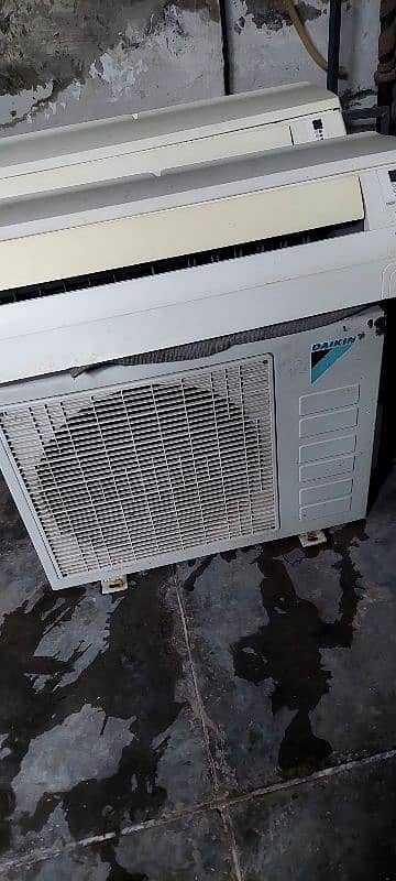 Daikin 1.0 ton ac  simple non inverter  two units 1