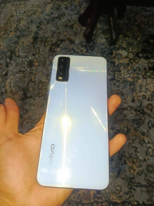 vivo y20 4/64 with box and original charger 0