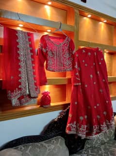 Ye BRIDAL lehnga IN red blood COLOUR ad par kar rabta Kary thanks