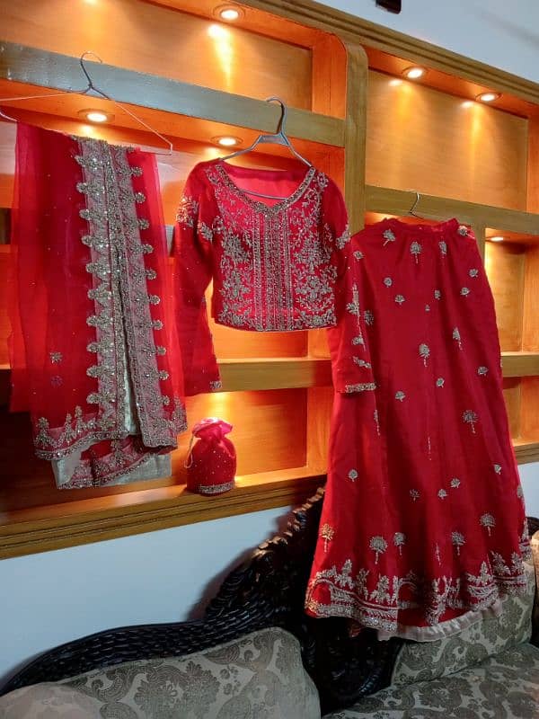 Ye BRIDAL lehnga IN red blood COLOUR ad par kar rabta Kary thanks 0