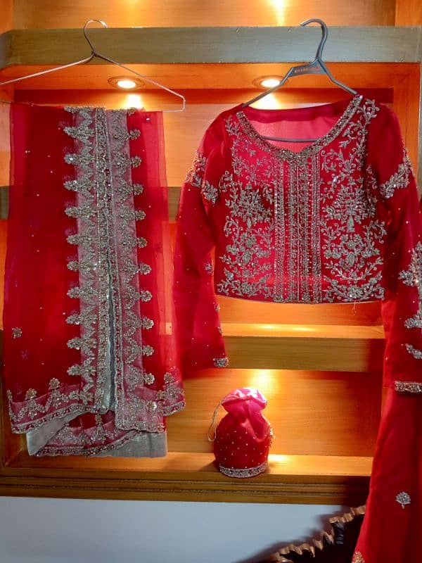 Ye BRIDAL lehnga IN red blood COLOUR ad par kar rabta Kary thanks 4