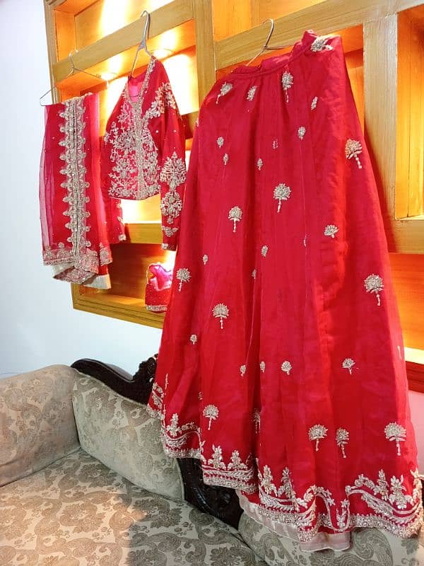 Ye BRIDAL lehnga IN red blood COLOUR ad par kar rabta Kary thanks 5