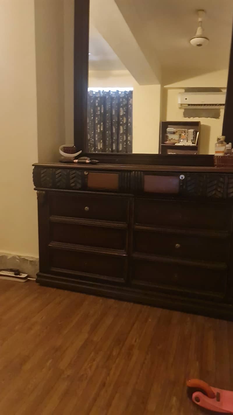 Almost New Dressing Table Urgent Sale Required 1