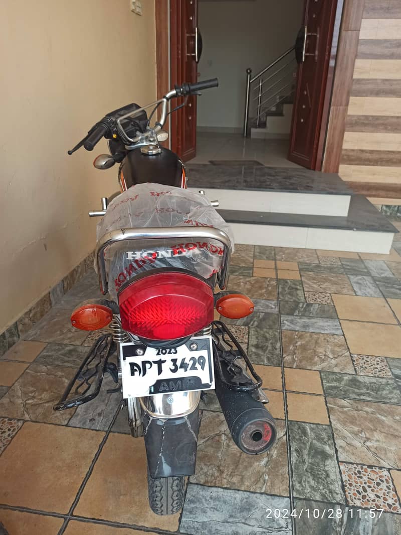 Honda CG 125-03017989903۔  ماشاءاللہ بہت ہی اچھی کنڈیشن میں ہے 0