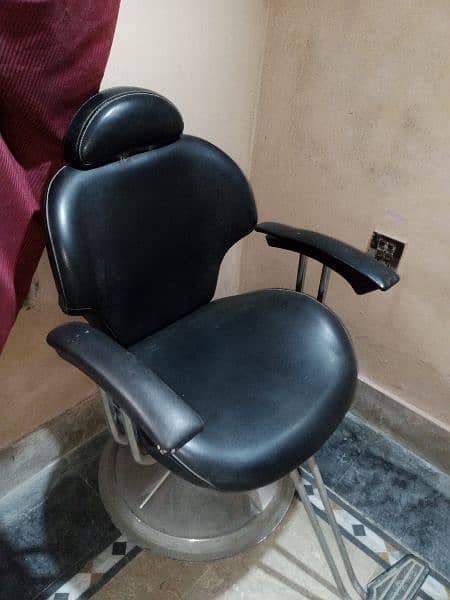 I sale my salon chairs one year used 1