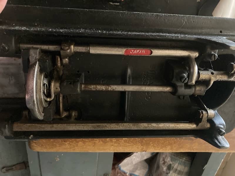 Singer sewing machine (automatic) in very good condition. 3