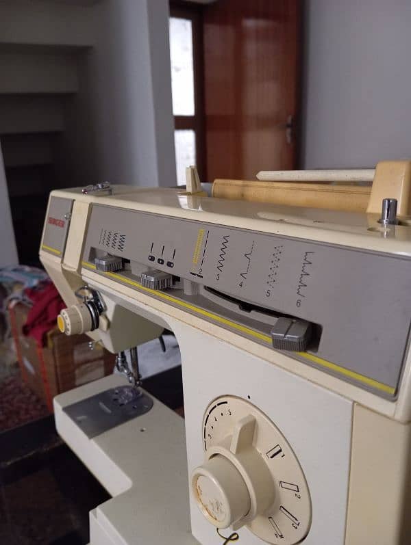 Singer sewing machine | made in Brazil 3