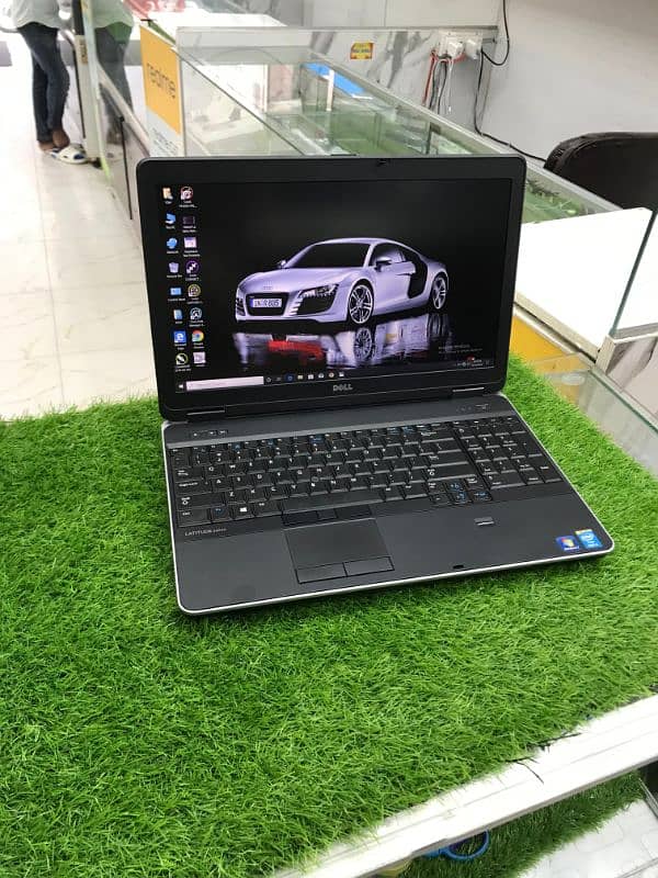 dell latitude core i7 8gb ram 128sdd 2gb graphics card amd 2