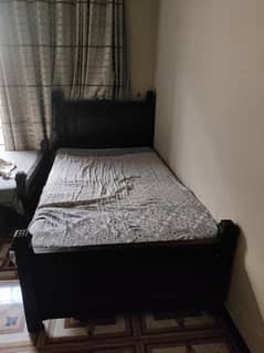 2 single wood beds