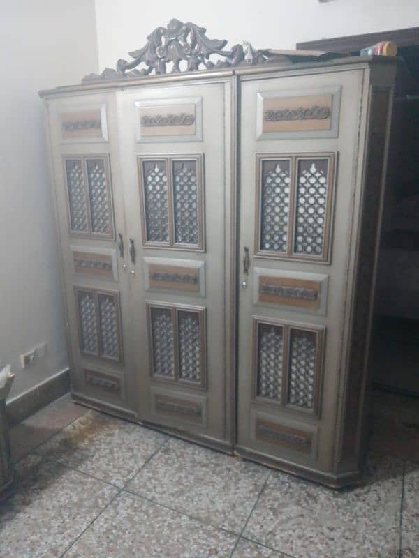 Wooden Wardrobe 3 doors used for sale 3