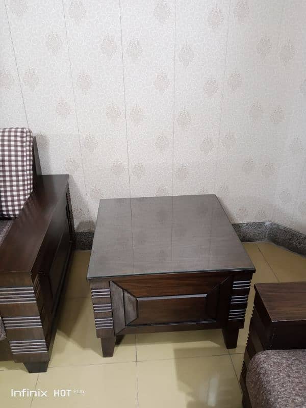 7 seater (3+2+1+1) with 2 side tables and 1 center table 9