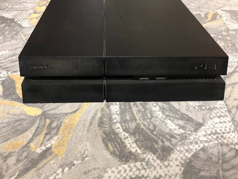 Sony Ps4 fat 500gb with two original controllers 5