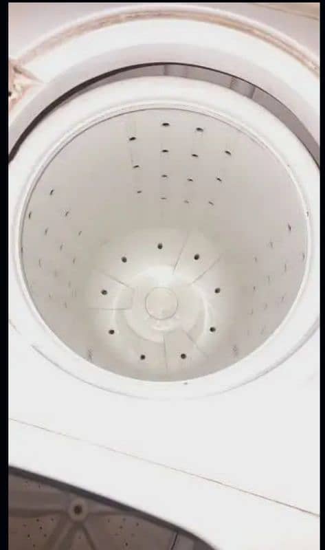 Haier 8 Kg Semi-Automatic Twin Tub Washing Machine (Model: HWM 80-100) 3