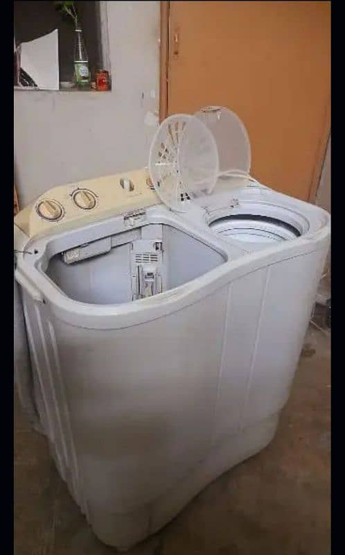 Haier 8 Kg Semi-Automatic Twin Tub Washing Machine (Model: HWM 80-100) 4