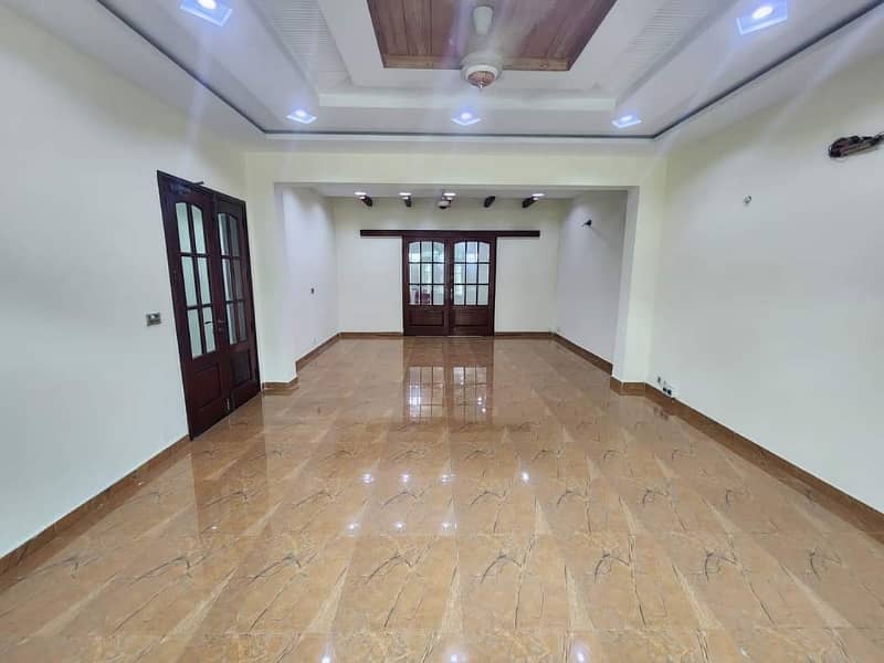 1 KANAL HOUSE AVAILABLE FOR RENT FOR FAMILY 2