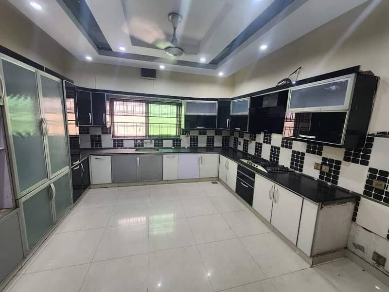 1 KANAL HOUSE AVAILABLE FOR RENT FOR FAMILY 7