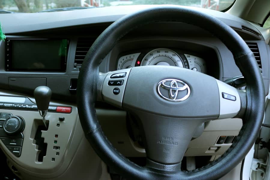 Toyota ISIS 2006 15