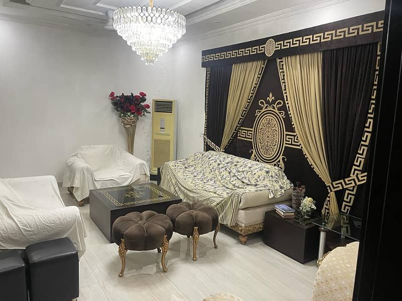 Luxurious 1 Kanal House Ideally Located In Model Town 0