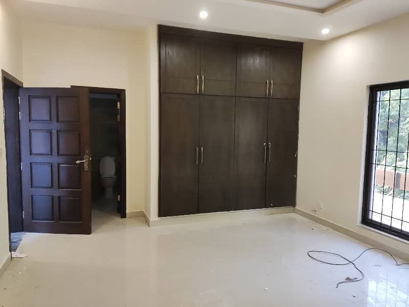 1.5 Kanal Beautiful House For Rent 22