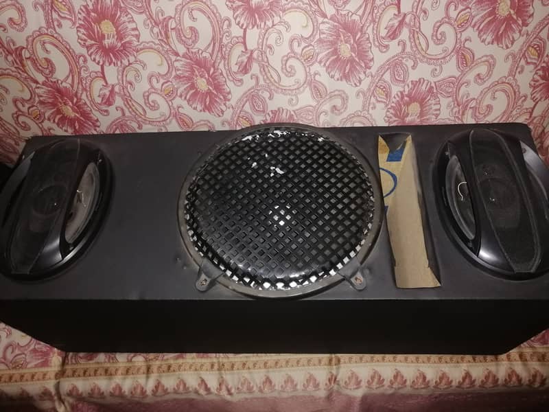 Wooden laminated stereo box with speakers & sub woofer. 4