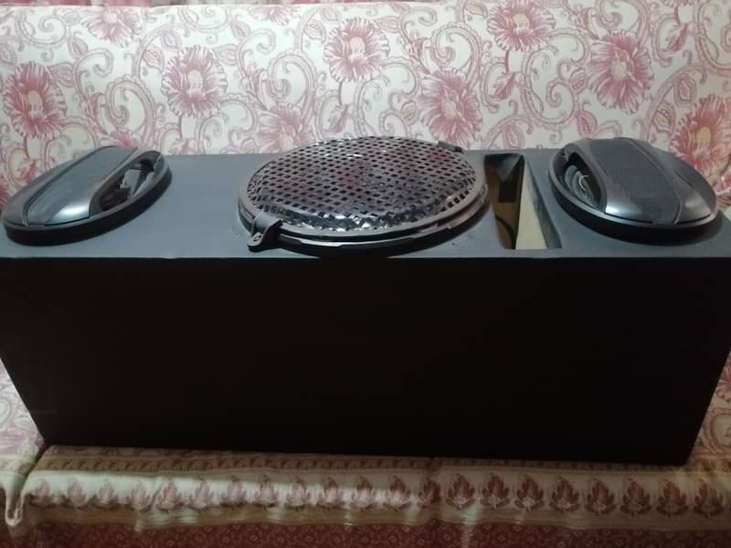 Wooden laminated stereo box with speakers & sub woofer. 6