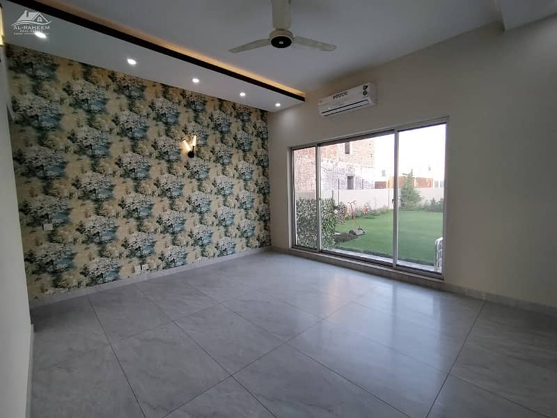 KANAL SLIGTLY USE FULL BASEMENT HOUSE NEAR JALAL SONS TOP LOCATION 15