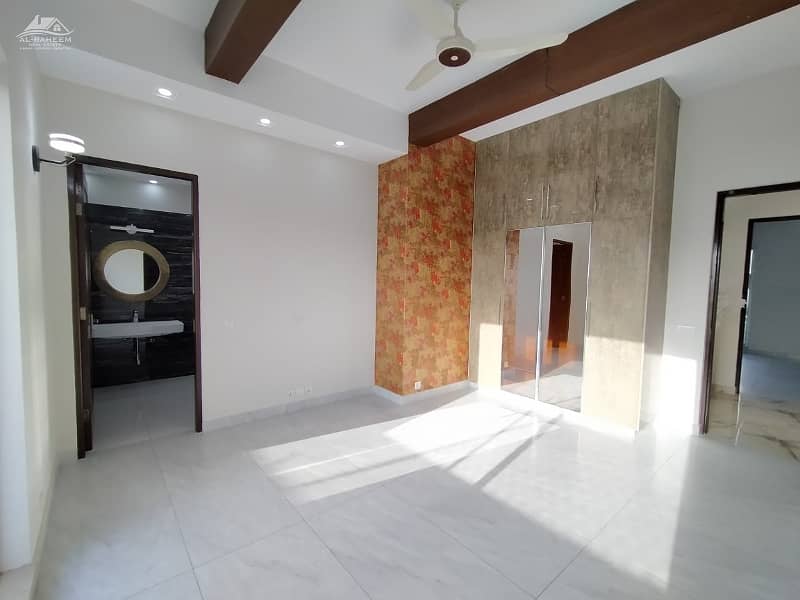 KANAL SLIGTLY USE FULL BASEMENT HOUSE NEAR JALAL SONS TOP LOCATION 20