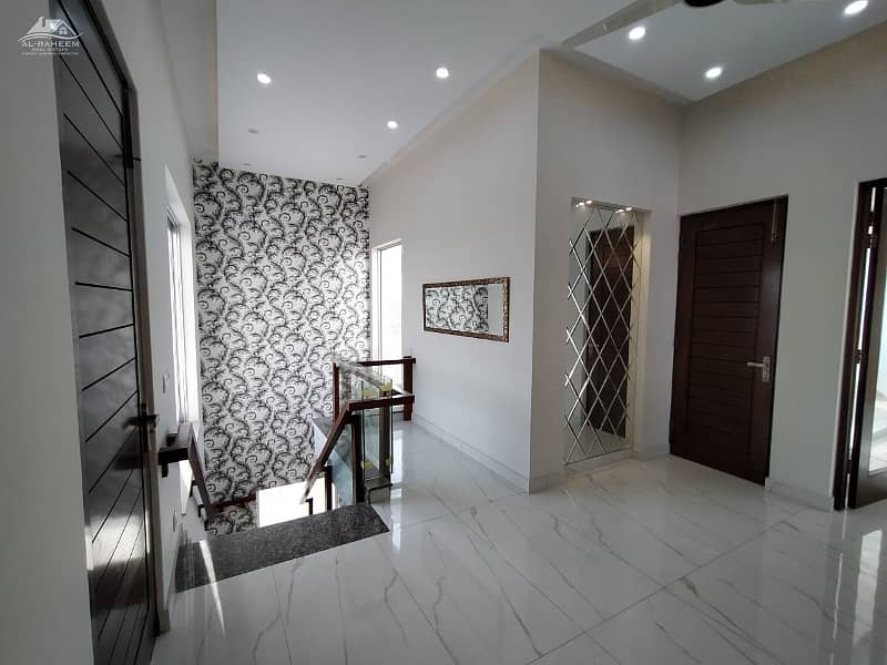 KANAL SLIGTLY USE FULL BASEMENT HOUSE NEAR JALAL SONS TOP LOCATION 25