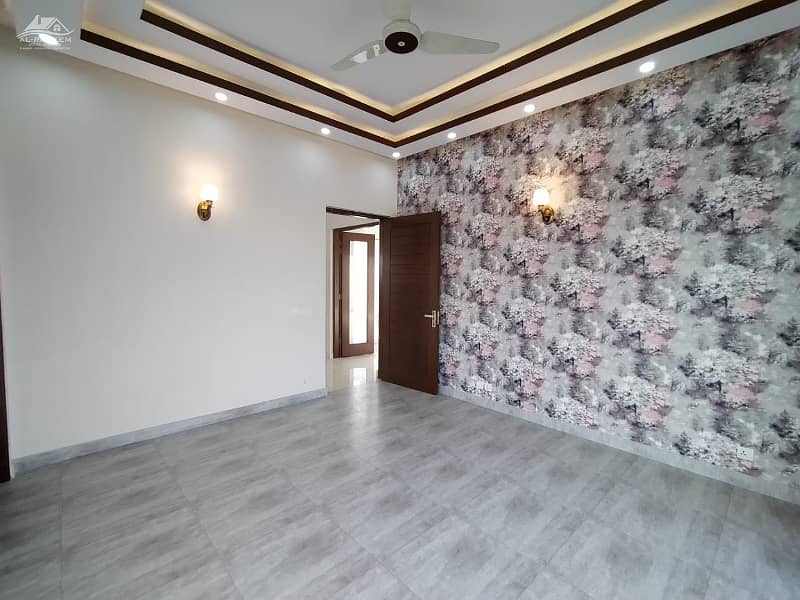 KANAL SLIGTLY USE FULL BASEMENT HOUSE NEAR JALAL SONS TOP LOCATION 27