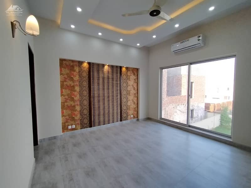 KANAL SLIGTLY USE FULL BASEMENT HOUSE NEAR JALAL SONS TOP LOCATION 30