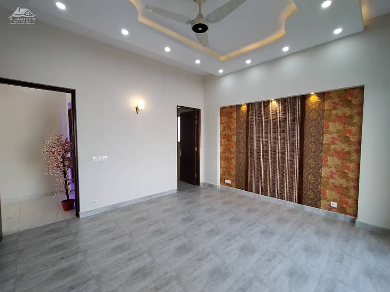 KANAL SLIGTLY USE FULL BASEMENT HOUSE NEAR JALAL SONS TOP LOCATION 31