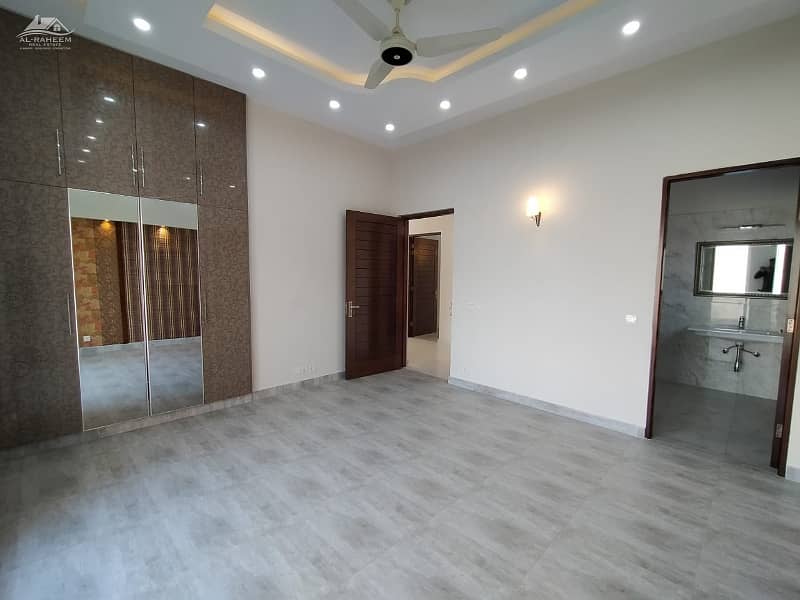 KANAL SLIGTLY USE FULL BASEMENT HOUSE NEAR JALAL SONS TOP LOCATION 32