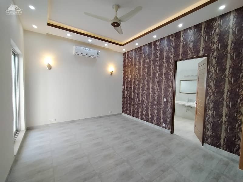 KANAL SLIGTLY USE FULL BASEMENT HOUSE NEAR JALAL SONS TOP LOCATION 34