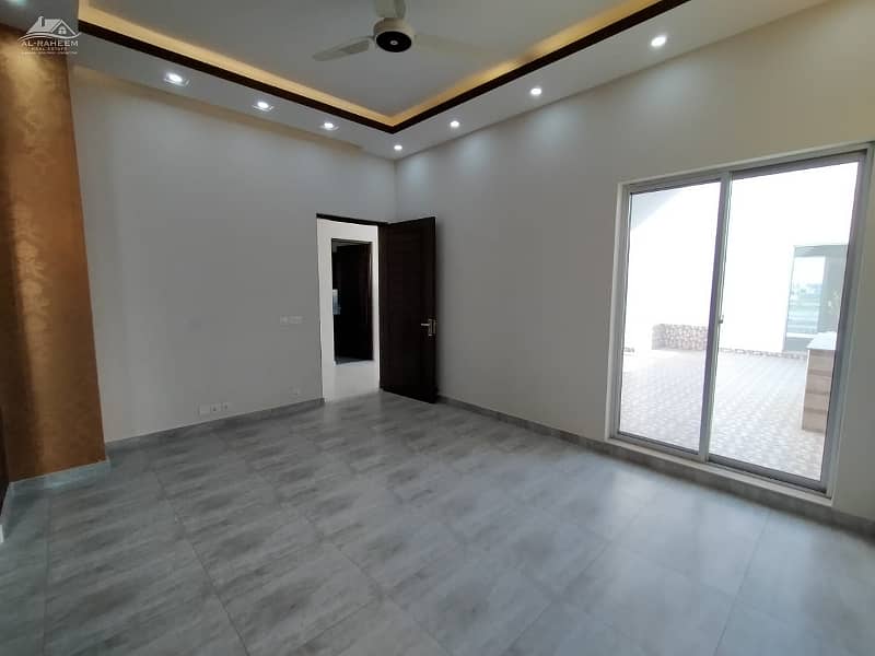 KANAL SLIGTLY USE FULL BASEMENT HOUSE NEAR JALAL SONS TOP LOCATION 35